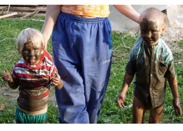 Дети в грязи